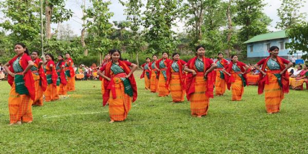 এজাক চিখলাৰ বাগৰুম্বা নৃত্যৰে জীপাল টোপাতলীৰ সেউজ বাকৰি