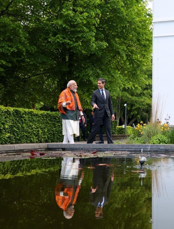 द हेग में शनिवार को भारत के प्रधानमंत्री नरेन्द्र मोदी और नीदरलैंड के प्रधानमंत्री  रॉब जेटेन। फोटो - नरेन्द्र मोदी एक्स हैंडल