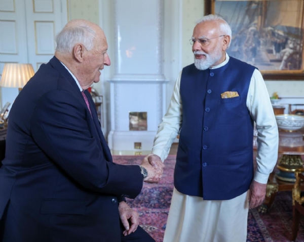 प्रधानमंत्री नरेन्द्र मोदी सोमवार को ओस्लो स्थित रॉयल पैलेस में नॉर्वे के राजा हेराल्ड पंचम से मुलाकात करते हुए