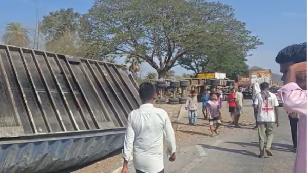 फोटो: पालघर में सडक़ हादसे के बाद राहत और बचाव कार्य जारी