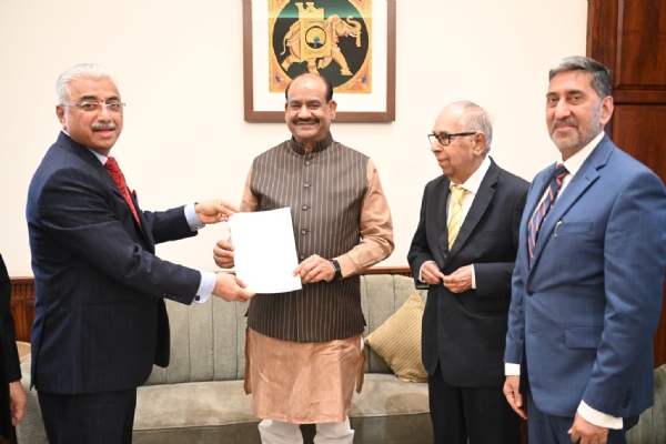 न्यायमूर्ति अरविंद कुमार, न्यायमूर्ति चंद्रशेखर और वरिष्ठ अधिवक्ता बी.वी. आचार्य लोकसभा अध्यक्ष को रिपोर्ट प्रस्तुत करते हुए।