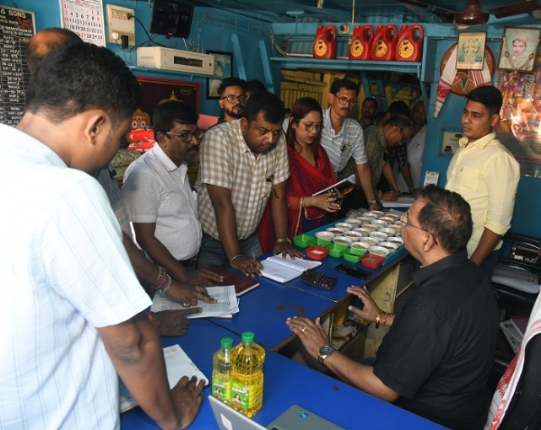 খাদ্য সামগ্ৰীকে ধৰি অত্যাৱশকীয় সামগ্ৰীৰ মূল্য বৃদ্ধি  তেজপুৰ চহৰৰ পাইকাৰী আৰু খুচুৰা দোকানে দোকানে টাক্স ফৰ্চৰ অভিযান