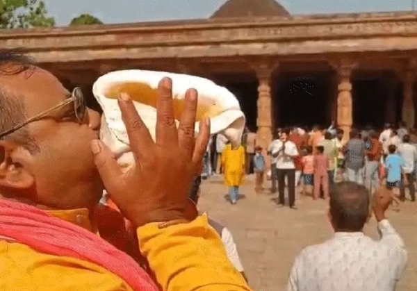 भोजशाला में हवन-पूजन करते हुए श्रद्धालु
