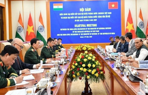 रक्षा मंत्री राजनाथ सिंह हनोई में द्विपक्षीय वार्ता करते हुए