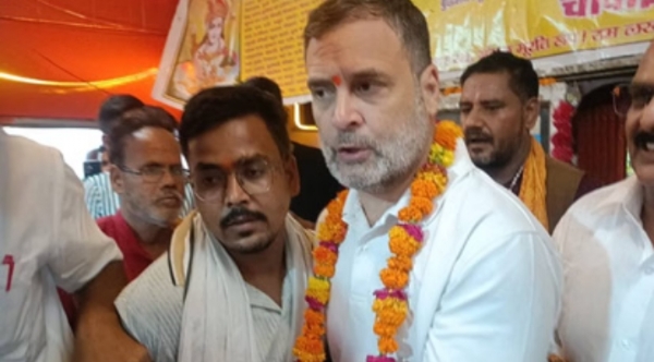 मंदिर में दर्शन कर निकलते राहुल गांधी
