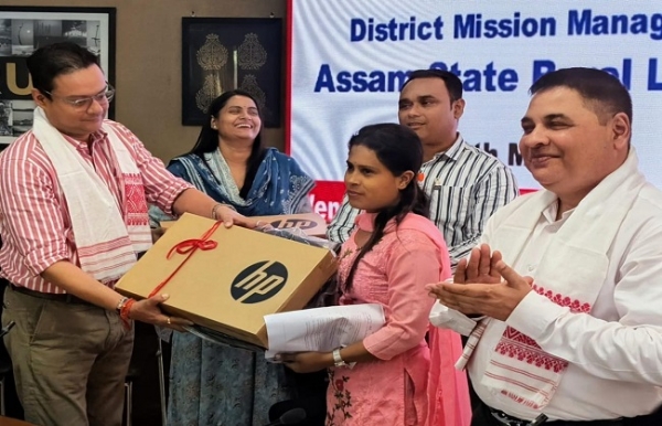 কামৰূপ জিলাত ডিজিপে’ সখীসকলক লেপটপ বিতৰণ