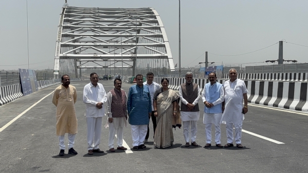 नई दिल्ली में मंगलवार  को एनएच-148एनए के अंतर्गत डीएनडी-महारानी बाग से फरीदाबाद-बल्लभगढ़ बाईपास तक निर्माणाधीन छह लेन एक्सेस कंट्रोल्ड राजमार्ग परियोजना का निरीक्षण करते केंद्रीय सड़क परिवहन एवं राजमार्ग मंत्री नितिन गडकरी तथा दिल्ली की मुख्यमंत्री रेखा गुप्ता।