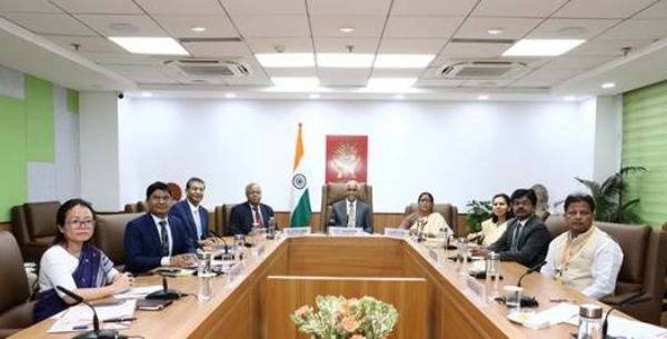 एनएचआरसी के अध्यक्ष न्यायमूर्ति रामासुब्रमणियन के साथ अन्य लोग मौजूद।