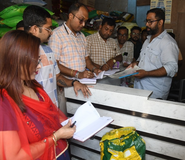 খাদ্য সামগ্ৰীকে ধৰি অত্যাৱশকীয় সামগ্ৰীৰ মূল্য বৃদ্ধি  তেজপুৰ চহৰৰ পাইকাৰী আৰু খুচুৰা দোকানে দোকানে টাক্স ফৰ্চৰ অভিযান