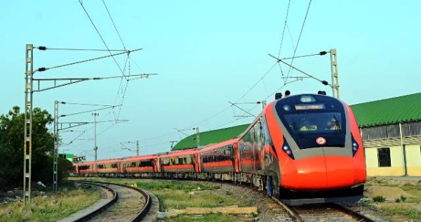 आरेडिका, रायबरेली में 16-कोच वंदे भारत चेयर कार ट्रेनसेट