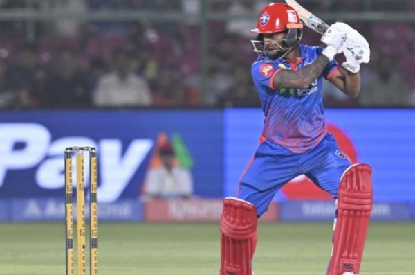 शॉट लगाते पथुम निसांका