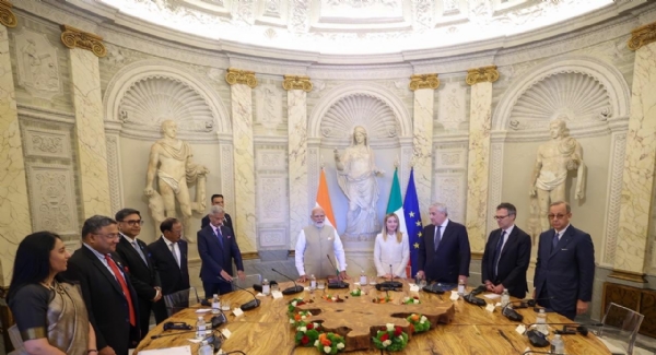 प्रधानमंत्री मोदी और इटली की प्रधानमंत्री मेलोनी प्रतिनिधिमंडल स्तर के नेताओं के साथ