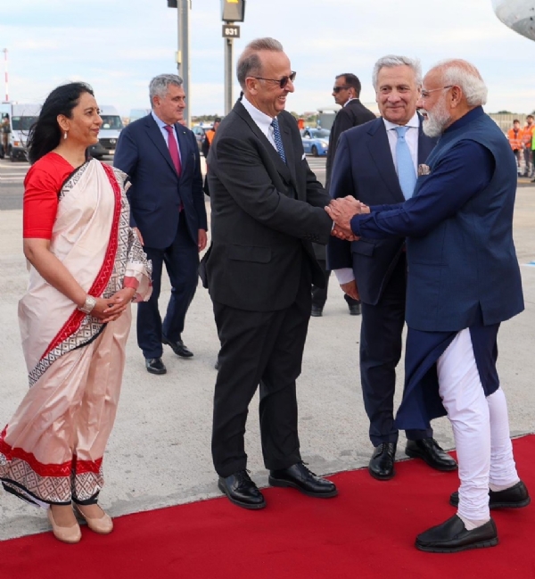 भारत के प्रधानमंत्री नरेन्द्र मोदी ने इटली की राजधानी रोम पहुंचने के तत्काल बाद के चार फोटो एक्स पर साझा किए हैं। इसी पोस्ट में उन्होंने रोम पहुंचने की जानकारी साझा की है।