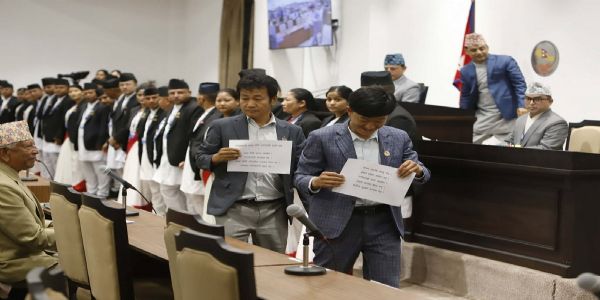 নেপালী সংসদত প্লেকাৰ্ড লৈ বিৰোধী দলসমূহৰ প্ৰতিবাদ অব্যাহত