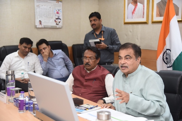 नई दिल्ली में असम की राष्ट्रीय राजमार्ग परियोजनाओं की समीक्षा बैठक की अध्यक्षता करते केंद्रीय मंत्री नितिन गडकरी। नई दिल्ली में असम की राष्ट्रीय राजमार्ग परियोजनाओं की समीक्षा बैठक की अध्यक्षता करते केंद्रीय मंत्री नितिन गडकरी।