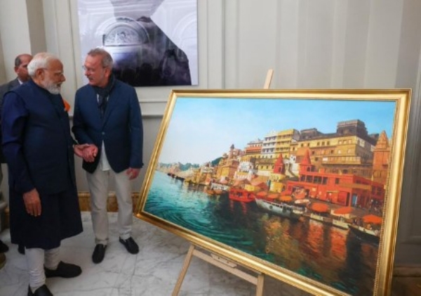 - इतालवी चित्रकार जियाम्पाओलो टोमासेट्टी द्वारा प्रस्तुत काशी की पेंटिंग देखते प्रधानमंत्री नरेन्द्र मोदी।