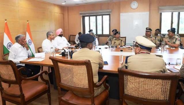 रेल मंत्री अश्विनी वैष्णव गुरुवार को नई दिल्ली स्थित रेल भवन में रेलवे सुरक्षा को लेकर उच्चस्तरीय समीक्षा बैठक की