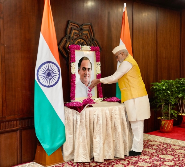 उपराष्ट्रपति सीपी राधाकृष्णन  अपने आवास पर पूर्व प्रधानमंत्री राजीव गांधी को श्रद्धांजलि देते हुए।