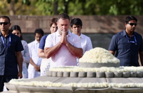 2. वीर भूमि पर पूर्व प्रधानमंत्री राजीव गांधी की पुण्यतिथि पर श्रद्धांजलि अर्पित करते लोकसभा में नेता प्रतिपक्ष राहुल गांधी।