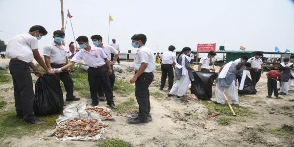 ব্ৰহ্মপুত্ৰৰ পাৰত জাহাজ ঘাটত স্বচ্ছতা অভিযান