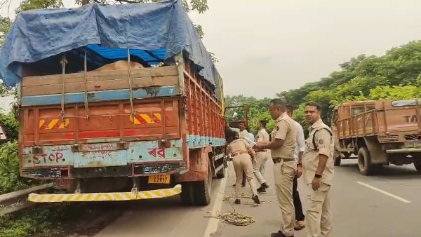 সোণাপুৰৰ ৰাষ্ট্ৰীয় ঘাইপথত গৰু ভৰ্তি বাহন এৰি পলায়ন চালক। সোণাপুৰৰ ৰাষ্ট্ৰীয় ঘাইপথত গৰু ভৰ্তি বাহন এৰি পলায়ন চালক।