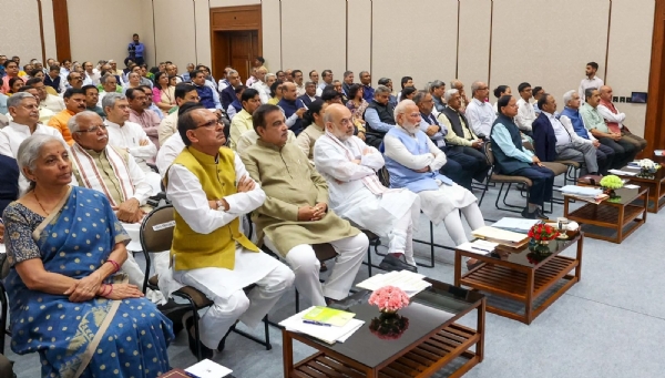मंत्रिपरिषद की बैठक में प्रधानमंत्री नरेन्द्र मोदी और अन्य मंत्री
