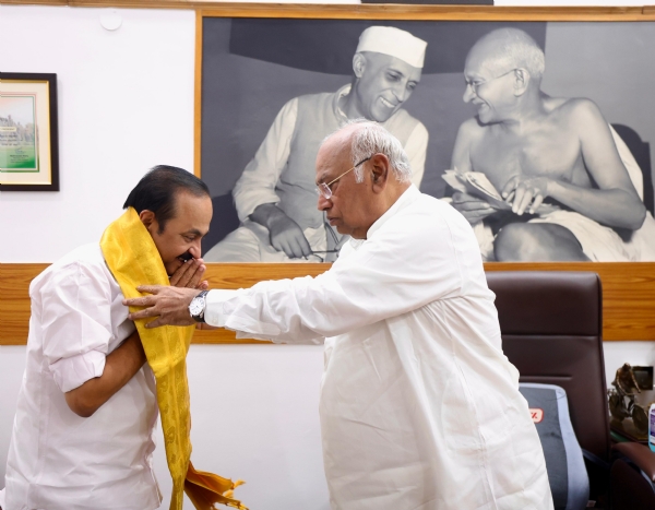 दिल्ली में कांग्रेस अध्यक्ष मल्लिकार्जुन खरगे से मुलाकात करते हुए केरल के मुख्यमंत्री वीडी सतीशन। दिल्ली में कांग्रेस अध्यक्ष मल्लिकार्जुन खरगे से मुलाकात करते हुए केरल के मुख्यमंत्री वीडी सतीशन।