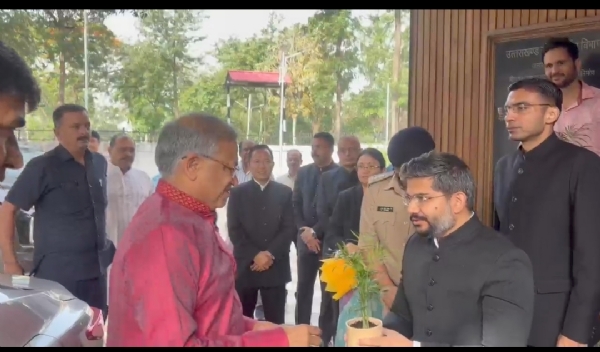 मुख्य चुनाव आयुक्त को देहरादून पहुंचने पर स्वागत करते अधिकारी।
