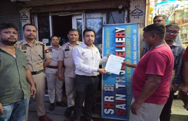 বশিষ্ঠ চাৰিআলিৰ অনানুমোদিত গহনাৰ দোকানত বি আই এছ গুৱাহাটীৰ অভিযান বশিষ্ঠ চাৰিআলিৰ অনানুমোদিত গহনাৰ দোকানত বি আই এছ গুৱাহাটীৰ অভিযান
