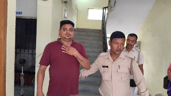 गिरफ्तार आरोपित के साथ पुलिसकर्मी