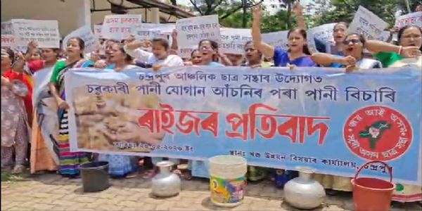 চন্দ্ৰপুৰত বিশুদ্ধ খোৱাপানীৰ দাবীত প্ৰতিবাদ