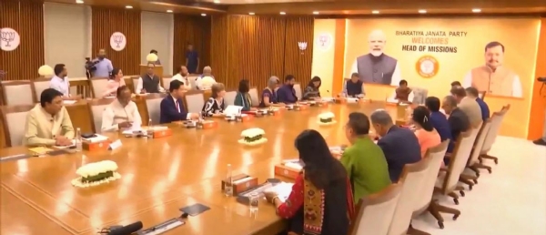 भाजपा मुख्यालय में आयोजित बैठक में नितिन नवीन और 12 देशों के मिशनों के सदस्य