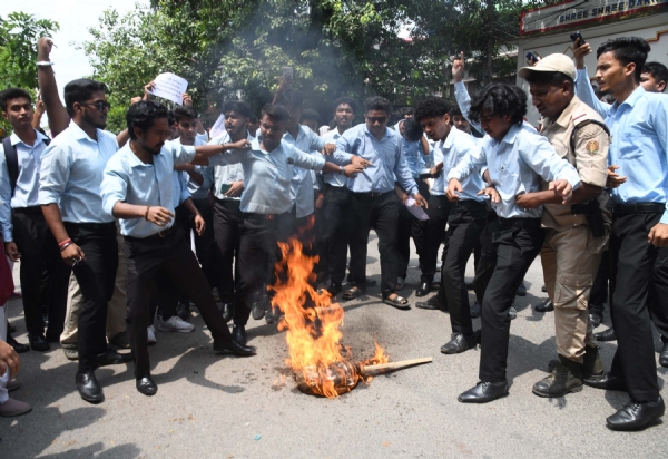FYUGP চতুৰ্থ বৰ্ষৰ নামভৰ্তিক লৈ দৰং মহাবিদ্যালয়ত তীব্ৰ প্ৰতিবাদ