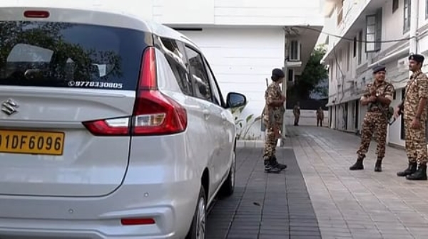 केरल के पूर्व मुख्यमंत्री पिनराई विजयन के ठिकानों पर ईडी रेड की तस्वीर