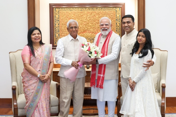 गोवा के मुख्यमंत्री प्रमोद सावंत बुधवार को नई दिल्ली में परिवार सहित प्रधानमंत्री नरेन्द्र मोदी से मुलाकात के दौरान