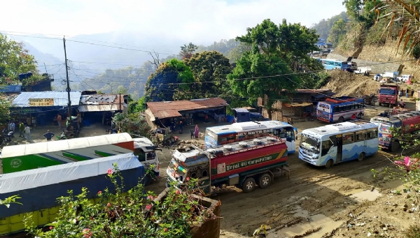 राजमार्ग बंद होने के कारण बीच में फंसी ट्रक राजमार्ग बंद होने के कारण बीच में फंसी ट्रक