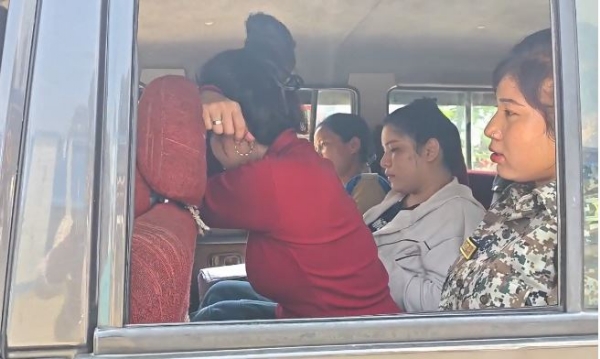 पकड़ी गई महिलाओं को ले जाती पुलिस