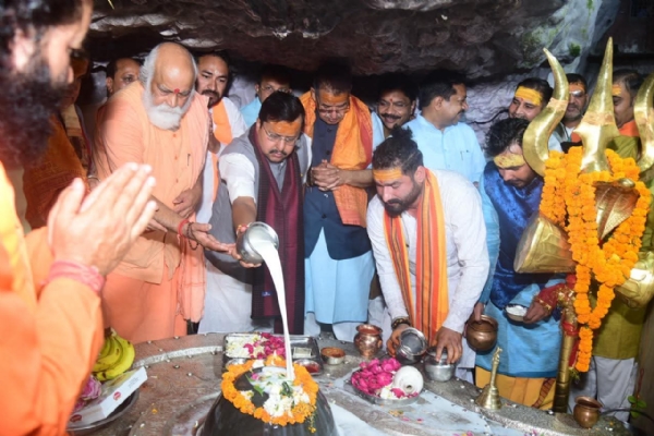 टपकेश्वर महादेव मंदिर में भाजपा के राष्ट्रीय अध्यक्ष नितिन नबीन दर्शन करते हुए।
