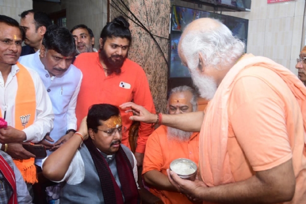 टपकेश्वर महादेव मंदिर में भाजपा के राष्ट्रीय अध्यक्ष नितिन नबीन  को तीलक लगाते हुए।