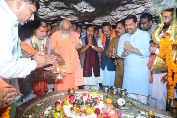 टपकेश्वर महादेव मंदिर में भाजपा के राष्ट्रीय अध्यक्ष नितिन नबीन दर्शन करते हुए।