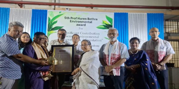 মাজুলীৰ নিষ্ঠাবান প্ৰকৃতিপ্ৰেমী অতুল হাজৰিকাক পঞ্চম হৰেন বোথ্ৰা সোঁৱৰণী পৰিৱেশ বঁটা প্ৰদান