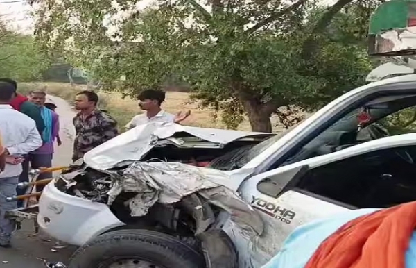 बिहार के रोहतास में दुर्घटना के बाद क्षतिग्रस्त हालात में पिकअप वैन