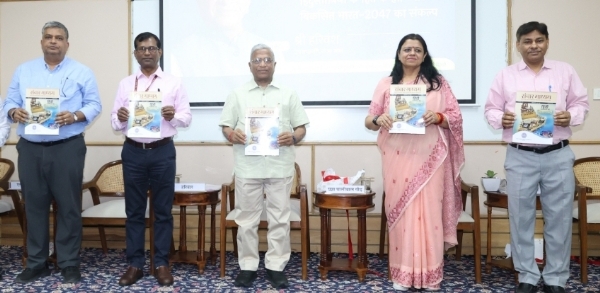 राज्यसभा के उपसभापति हरिवंश के साथ अन्य लोग मौजूद