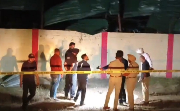पंजाब के अमृतसर में धमाके के बाद जांच करती पुलिस