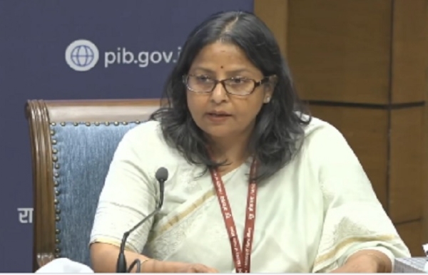 अंतर-मंत्रालयी प्रेसवार्ता को संबोधित करते पेट्रोलियम मंत्रालय की संयुक्त सचिव सुजाता शर्मा
