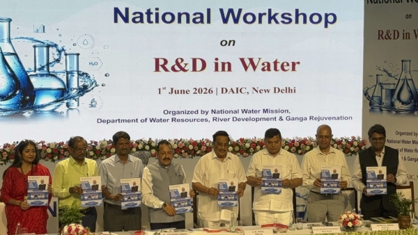 नई दिल्ली में आयोजित ‘जल में अनुसंधान एवं विकास’ राष्ट्रीय कार्यशाला के दौरान ‘महा ऑन वाटर’ मिशन का शुभारंभ करते केंद्रीय जल शक्ति मंत्री सी.आर. पाटिल और केंद्रीय मंत्री डॉ. जितेंद्र सिंह।