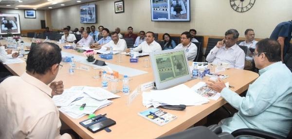 दिल्ली में आयोजित बैठक में केंद्रीय मंत्री नितिन गडकरी ने आंध्र प्रदेश की राष्ट्रीय राजमार्ग परियोजनाओं की गुणवत्ता और रखरखाव की समीक्षा करते हुए।