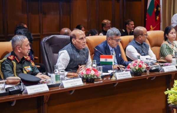 रक्षा मंत्री राजनाथ ऑस्ट्रेलिया के डिप्टी पीएम और डिफेंस मिनिस्टर से बातचीत करते हुए