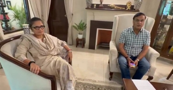 टीएमसी सांसद सुष्मिता देव राज्यसभा से इस्तीफा देकर असम सीएम हिमंत बिस्वा सरमा से मुलाकात करती हुई।