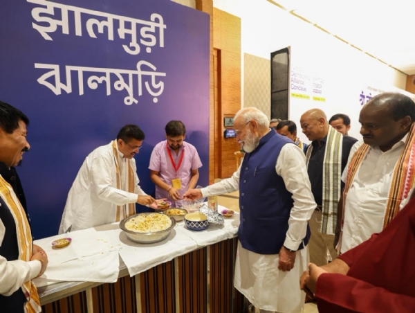 राजग बैठक के दौरान झालमुरी खाते समय प्रधानमंत्री